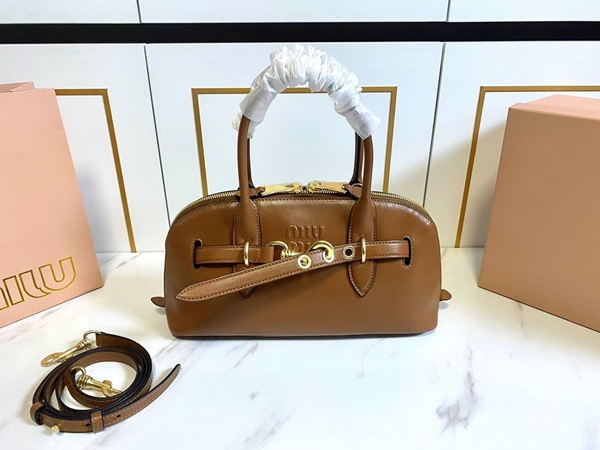 スーパーコピーブランドバッグ正面デザイン